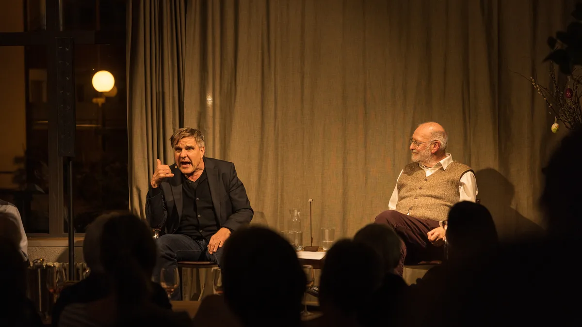 Daniel Rohr aus Bubikon erzählt in Nänikon über sein Theater am Rigiblick.